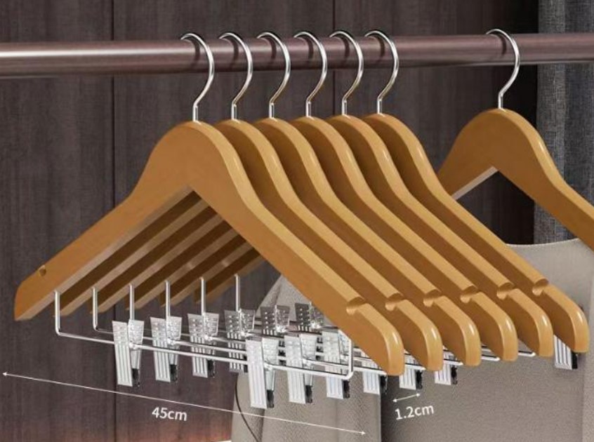 Percha de madera con clips color madera